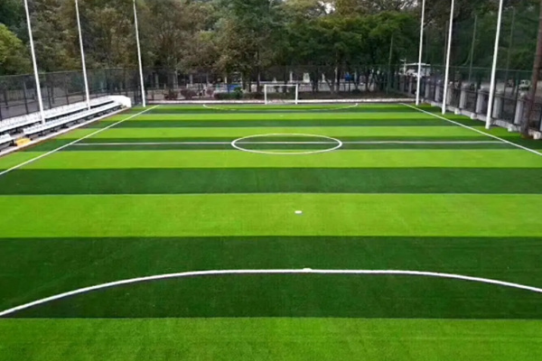 人造草坪一平米多少钱 人造草坪施工方法步骤 人造草坪是什么材料造的