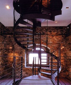 2025豪华别墅阁楼旋转楼梯装修图片