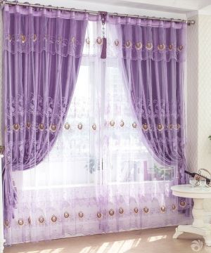 最新2025温馨大客厅紫色窗帘效果图
