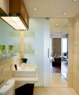 2025大卧室磨砂玻璃隔断卫浴装修效果图片