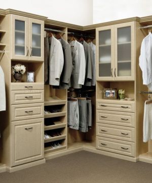 2025最新现代简约风格阁楼衣帽间摆设图