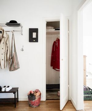 进门玄关隐形门装修效果图片