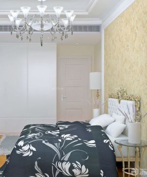 2025现代风格小卧室磨砂壁纸装饰图