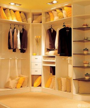 最新小户型别墅实木衣帽间装修效果图