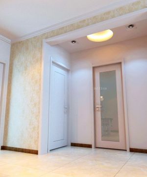 进门玄关实木踢脚线装修效果图片欣赏2025