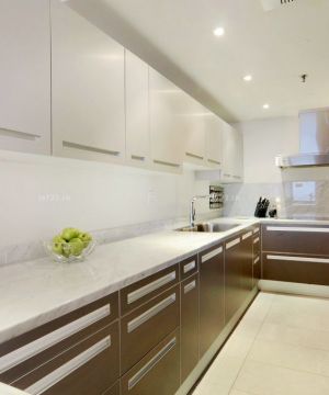 紧凑厨房咖啡色橱柜装修效果图大全2025图片