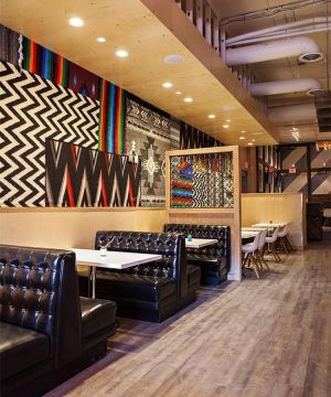 酒吧内部彩色壁纸装修效果图片