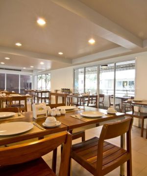 现代酒吧实木酒吧椅装修风格赏析