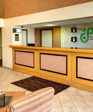 温馨宾馆木质吧台装修效果图片